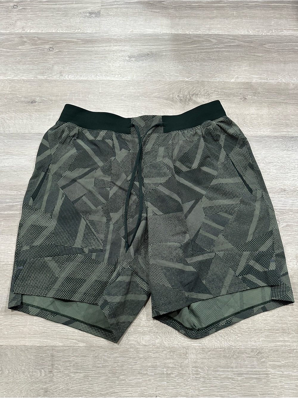 A56 NWOT Lululemon License To Train Linerless Shorts 7" Green Mens Size L